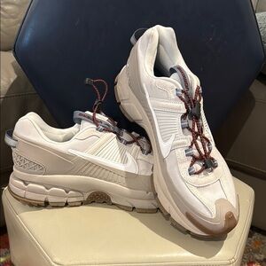 Nike Zoom Vomero Roam Winterized Shows/ VADT GREY 10.5 men’s (store display)